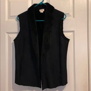 Black vest with fux fur inside